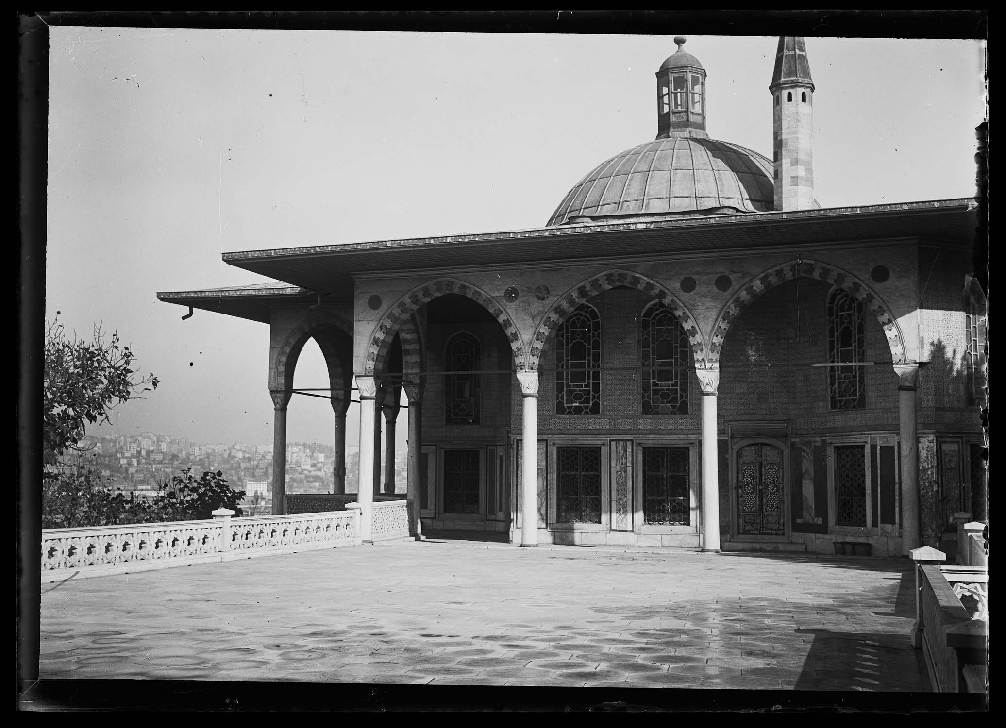 Kiosque Iftariye (alias dais d'Ibrahim) dominant le Bosphore, et kiosque de Badgad